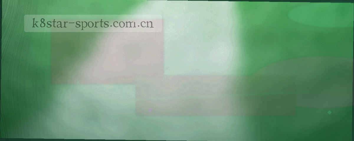 夜色中的场边记分牌特写，比分与判罚提示区域清晰可辨